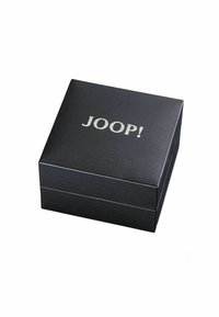 Scatola regalo nera con texture, caratterizzata da un logo "JOOP!" argentato sulla parte superiore, con forma quadrata e bordi lisci.