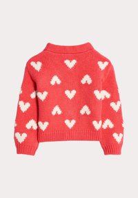 Czerwony sweter z dzianiny z kołnierzem, w białe serduszka na całej powierzchni oraz ściągaczami przy mankietach i dolnej krawędzi.