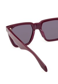 Bordeaux sluneční brýle ve tvaru kočičích očí s tmavě šedými skly, lesklý plastový rám, široké nožičky a jemné logo na boku.