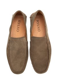 Pantofi slip-on din suede maro, cu o textură netedă, detalii cusute și o branț de un maro deschis. Numele brandului "RYŁKO" imprimat în interior.