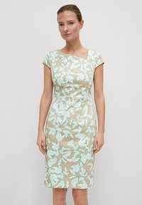 Figurbetontes Kleid in Beige mit floralem Muster in Hellblau und Grün. Kapellänge Ärmel und asymmetrischer Ausschnitt. Glatte Stofftextur.