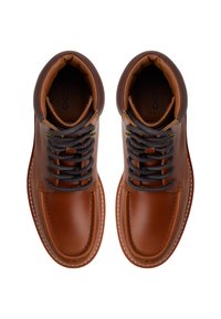 Zapatos altos de cuero marrón con cordones grises, cuello acolchado y costuras en contraste. Presentan una punta redondeada y un acabado liso.