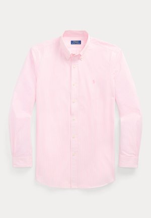 Camisa de manga larga a rayas rosas con cuello abotonado, que presenta un pequeño logo bordado y botones perlados en la parte delantera.