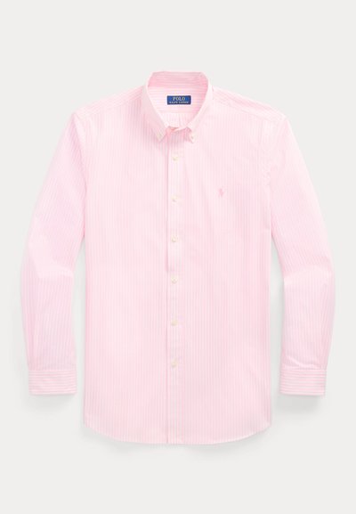 Camisa de manga larga a rayas rosas con cuello abotonado, que presenta un pequeño logo bordado y botones perlados en la parte delantera.