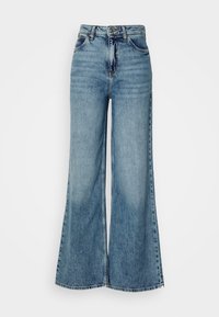 Jean en denim bleu clair taille haute avec jambes larges et style classique à cinq poches sur fond uni.