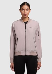 Heleda roosa bomber-jakk ribbed cuffs ja hemiga, lukuga taskud ja vasaku käe tasku. Sile tekstuur ja juhuslik sobivus.