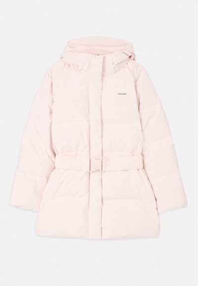 Vadderad rosa jacka med hög krage, justerbar huva, bälte i midjan och diskret logodetalj. Slätt, lättviktigt tyg med kviltad design.