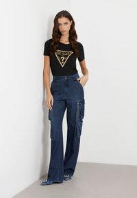Guess TRIANGLE - T-shirt con stampa - schwarz