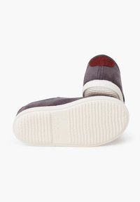 Scarpe slip-on grigie e bordeaux con tomaia in morbida suede, caratterizzate da una suola in gomma bianca e texture rigata, progettate per comfort e facilità d'uso.