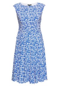 Kwiatowa sukienka w niebiesko-białe wzory z dopasowanym gorsetem i rozkloszowaną spódnicą. Posiada okrągły dekolt i krótkie rękawy. Materiał ma teksturowany wzór.