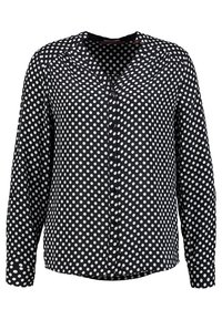 Blusa nera con bottoni, caratterizzata da pois bianchi, maniche lunghe, scollatura a V e una texture liscia. Nessun ulteriore dettaglio o decorazione.