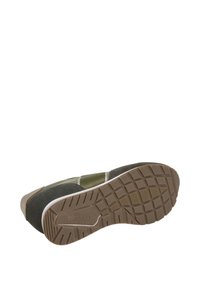 Zapatilla verde de ante con suela de goma, que presenta un patrón de textura en la suela y costuras en contraste. "Hackett" está grabado en la suela.