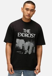 Re:Covered UNISEX THE EXORCIST FILM STILL RELAXED - Printtipaita - black