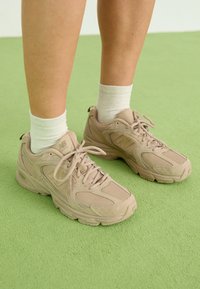 530 - Tenisky - taupe
