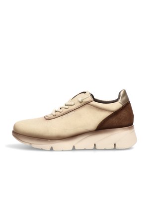 Zapatilla de ante beige con acentos de ante marrón, punta redonda, cordones en la parte delantera y suela texturizada para tracción. Acabado suave y diseño de perfil bajo.