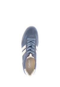 Sneaker in suede azzurro chiaro con strisce bianche, punta arrotondata e chiusura con lacci. Presenta una soletta imbottita e una suola in gomma testurizzata.