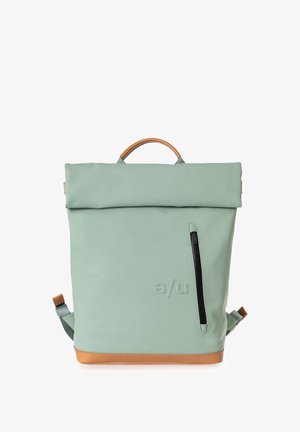 Grüner Canvas-Rucksack mit Rolltop-Design, braunen Lederelementen, einer vorderen Reißverschlusstasche und gepolsterten Schulterriemen für zusätzlichen Komfort.
