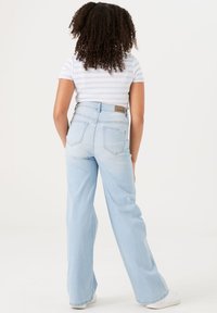 Hellblaue Jeans im weiten Bein-Design mit hoher Taille und zwei Gesäßtaschen. Der Bund ist mit einem geprägten Lederetikett versehen.
