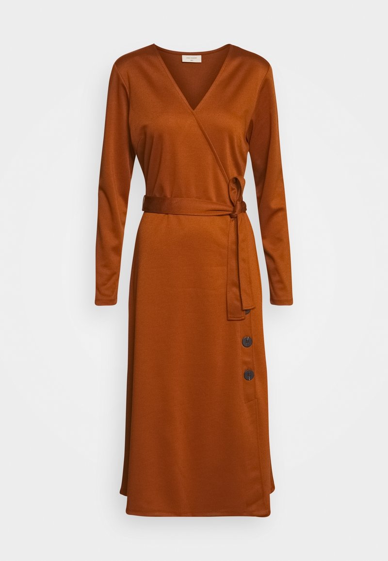 Robe portefeuille à manches longues couleur rouille, avec col en V, ceinture en tissu nouée à la taille et deux boutons sur le côté inférieur.