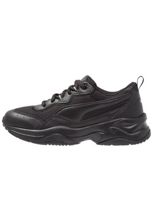 Schwarzer Sport-Schuh aus einer Mischung aus Mesh und synthetischem Leder, abgerundete Spitze, strukturiertes Profil und flache Schnürsenkel. Mit einem Zuglasche versehen.