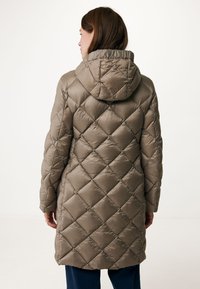 Bruine gewatteerde pufferjas met een capuchon, met een slanke, gladde textuur en ruitvormige stiknaad. Heup lengte met zijkanten zakken.