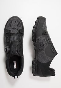 Černé a šedé sportovní boty s vrškem z síťoviny, bezpečným uzávěrem na kolečko a texturovanou gumovou podrážkou pro lepší přilnavost.