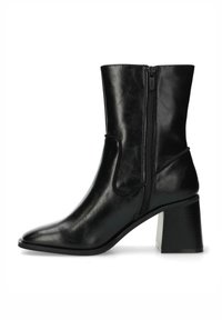 Černé kotníkové boty vyrobené z hladké kůže, s bočním zipem, špičatou špičkou a masivním blokovým podpatkem.