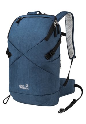 Blauer Stoff-Rucksack mit schwarzen Akzenten, ausgestattet mit verstellbaren Trägern, mehreren Taschen, einem strukturierten Rücken und einem Logo auf der unteren Vorderseite.