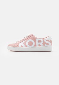 Rosa lädersneaker med vit överdimensionerad "KORS"-logotyp, vita accenter och gummisula. Snörning i klassisk stil fulländar designen.