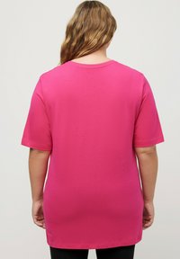 Ulla Popken PLUS SIZE SHORT SLEEVE TEE  - T-Shirt basic - magentapink