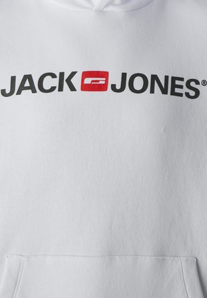 Fehér kapucnis pulóver, amelyen egy nagy fekete logó látható, ami "JACK" feliratot tartalmaz egy piros négyzet felett, benne egy fehér "F" betűvel, alatta pedig fekete "JONES" felirattal. Elöl zseb található.