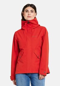 Veste imperméable rouge avec un col montant, fermeture éclair à l'avant et poches à boutons-pression. Dispose de manches longues et d'une coupe ajustée.