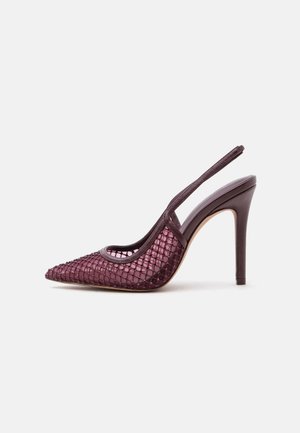 Escarpin slingback violet à talon haut avec bout pointu et dessus texturé style mesh sur fond blanc.