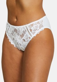 Culotte blanche taille haute avec des détails en dentelle florale, une ceinture lisse et des bords festonnés pour une texture et un design ajoutés.
