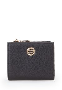 Portafoglio in pelle nera con finitura strutturata, caratterizzato da un emblema in tonalità oro sulla parte anteriore, chiusura con cerniera e forma rettangolare compatta.