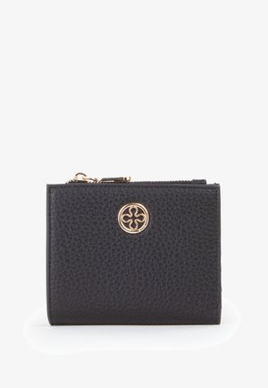 Cartera de cuero negro con acabado texturizado, con un emblema de tono dorado en la parte frontal, cierre de cremallera y forma rectangular compacta.