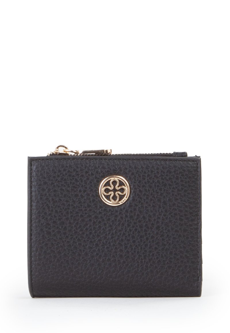 Portafoglio in pelle nera con finitura strutturata, caratterizzato da un emblema in tonalità oro sulla parte anteriore, chiusura con cerniera e forma rettangolare compatta.
