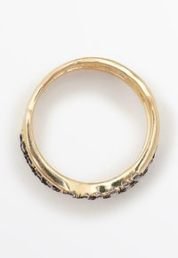 Anello d'oro con superficie liscia e lucida, caratterizzato da una fascia testurizzata con accenti neri lungo il bordo esterno.