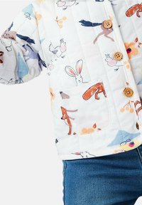 Pikowana kurtka w białym kolorze z kolorowymi nadrukami zwierząt i kwiatów. Posiada okrągłe guziki, przednią kieszeń i gładką teksturę materiału.