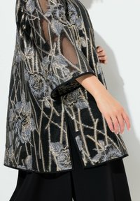 Durchsichtiges schwarzes Kimono mit goldenen und grauen Blumenstickereien, offener Vorderseite, kurzen Ärmeln und einem leicht längeren Rückenabschluss.