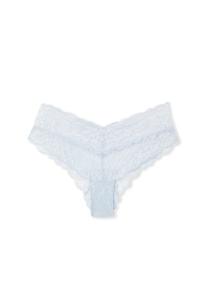 Biancheria intima di pizzo azzurro chiaro con motivo floreale, caratterizzata da bordi smerlati e una trama trasparente, che mette in risalto un design delicato.