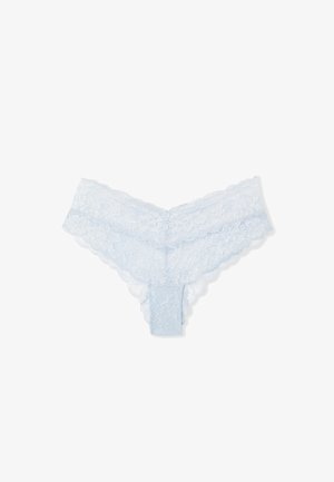 Ropa interior de encaje azul claro con un patrón floral, con bordes festoneados y una textura transparente, que destaca un diseño delicado.