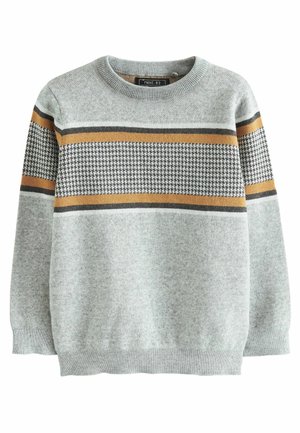 Lysegrå strikket sweater med brune, sorte og hvide hundetandmønstrede horisontale striber over bryst og ærmer, rund halsudskæring.