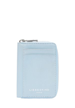 Portafoglio in pelle di colore azzurro chiaro con chiusura a zip, quattro scomparti per carte su un lato e logo del marchio impresso sul davanti. Texture liscia.