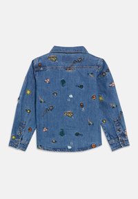 Τζιν μπουφάν με πολύχρωμα κεντημένα μοτίβα, όπως φυτά, γυαλιά και κηπουρικά εργαλεία, με κλασικό γιακά και μανίκια με κουμπιά.