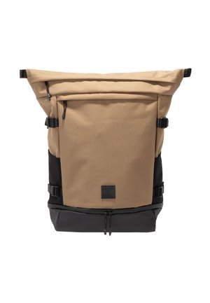 Beige og sort rolltop-rygsæk med lynlåslomme foran, sidelåse og bundrum med dobbelt lynlås.