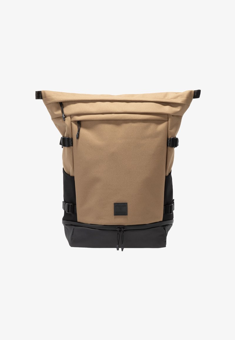 Mochila enrollable de color canela y negro con bolsillo frontal con cremallera, hebillas laterales y compartimento inferior con doble cremallera.