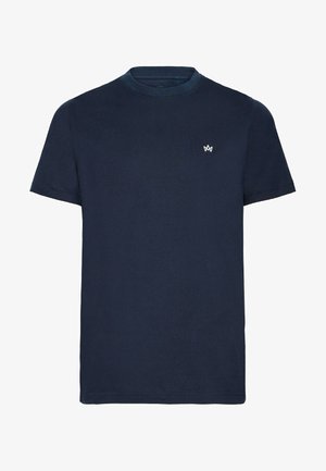 Camiseta de algodón color azul marino con mangas cortas, cuello redondo y un pequeño logo blanco en el lado izquierdo del pecho. Textura suave, ajuste estándar.