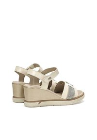 Sandalias con cuña beige y correas ajustables, decoradas con strass transparentes y acentos texturizados, con un tacón de cuña en tono dorado.