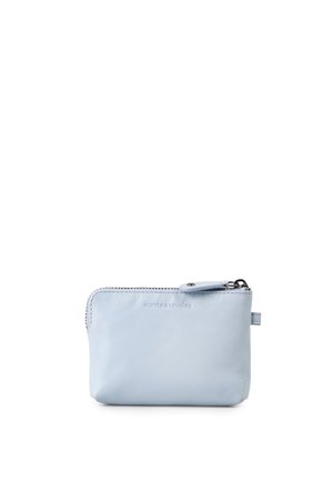 Piccola pochette in pelle azzurro chiaro con zip, con marchio a rilievo e tiretto della cerniera, su sfondo bianco.